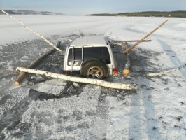 Два провала автомобилей под лёд зарегистрированы в Иркутской области с начала года. Сотрудники МЧС России призывают граждан не выезжать на лед вне переправ